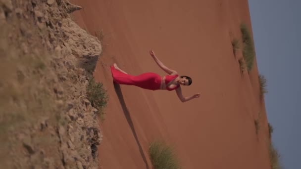 Açık Kırmızı Elbiseli Genç Bir Kadın Kum Tepeciğinde Yalınayak Duruyor — Stok video