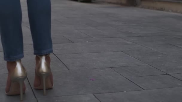 Молода Жінка Джинсах Легка Блузка Йде Вулиці Туфлях Високих Підборах — стокове відео