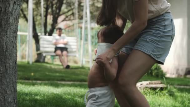 Genç Anne Güneşli Bir Günde Küçük Oğluna Bahçede Tişört Giydirir — Stok video