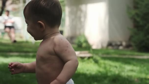 Mały Chłopiec Bez Koszulki Śladami Ugryzień Komara Przechadza Się Sadzie — Wideo stockowe