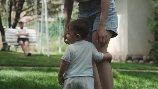 Kisfiú Apával Anyával Füvön Sétálnak Gyümölcsösben Egy Napsütéses Napon Lassú — Stock videók