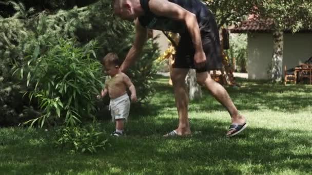 Маленький Хлопчик Татом Мамою Ходить Траві Саду Сонячний День Повільний — стокове відео
