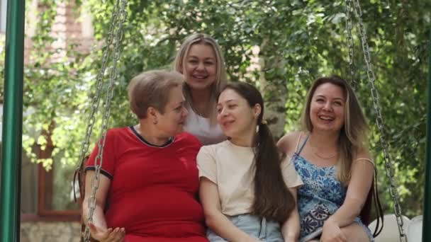 Vuxen Kvinna Med Sina Tre Döttrar Som Svingar Gunga Solig — Stockvideo