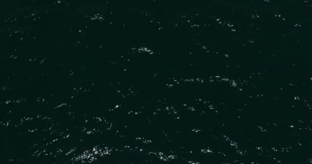 無人機が海の暗い波の上を飛ぶ 空中風景 — ストック動画