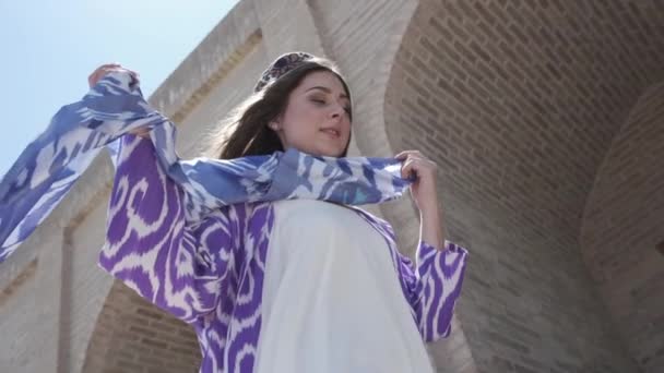 Молодая Женщина Длинными Волосами Коротком Белом Платье Восточном Халате Шапке — стоковое видео
