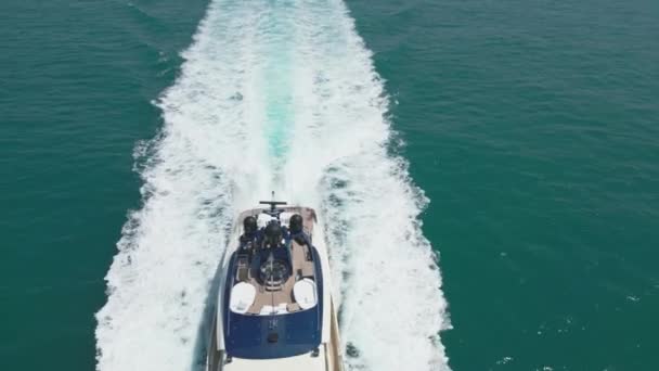 Беспилотник Пролетает Над Дорогой Частной Яхтой Плывущей Спокойному Морю Фоне — стоковое видео