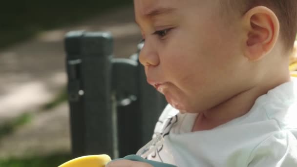 Porträtt Liten Pojke Som Dricker Vatten Från Plastflaska Genom Ett — Stockvideo