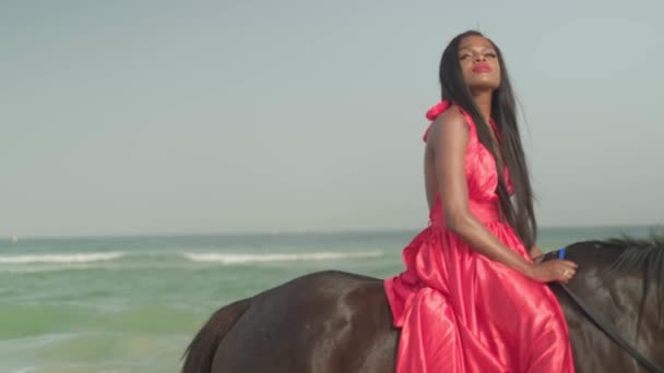 Молода Розумна Жінка Червоній Сукні Сидить Коні Стоїть Березі Океану — стокове відео