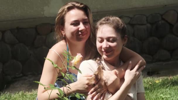 Dwie Siostry Słoneczny Dzień Ogrodzie Przytulają Się Śmieją Zwolniony Ruch — Wideo stockowe