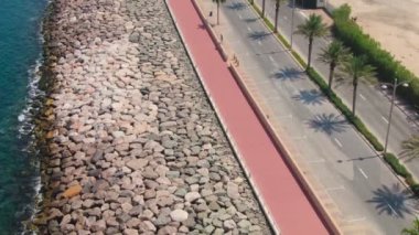 Bir İHA Dubai yakınlarındaki sahil boyunca uçuyor, Birleşik Arap Emirlikleri. Havadan