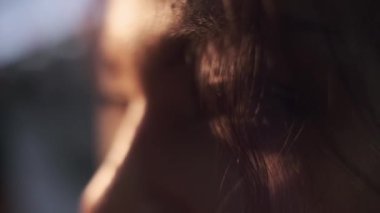 Uzun, dalgalı saçları olan genç bir kadının gözleri. Yavaş Hareket