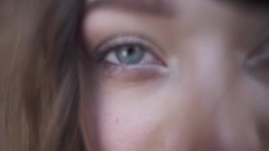 Yüzü gri gözlü ve uzun saçlı genç bir kadın. Kapat, Yavaş Hareket