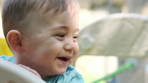 Mały Uśmiechnięty Chłopiec Bawiący Się Mamą Placu Zabaw Slow Motion — Wideo stockowe
