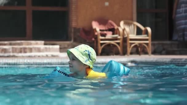 Pieni Poika Panamassa Puhallettavat Lelut Uima Altaassa Aurinkoisena Päivänä Hidas — kuvapankkivideo