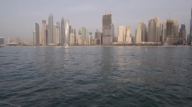 Özel bir yattan Dubai 'nin deniz kıyısındaki gökdelenlerine. Yavaş Hareket.