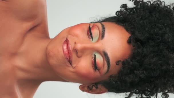 Retrato Vertical Jovem Modelo Sorridente Com Cabelo Encaracolado Estilo Afro — Vídeo de Stock