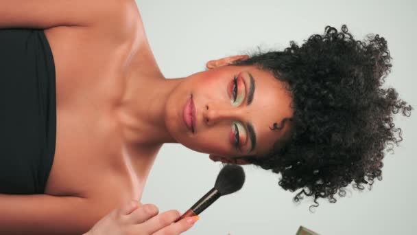 Maquillaje Profesional Maestro Aplica Pintura Modelo Joven Con Pelo Rizado — Vídeos de Stock