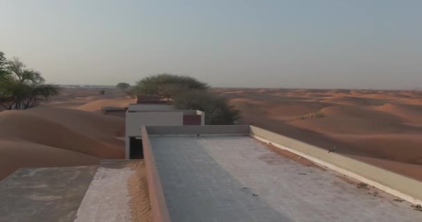 一架无人驾驶飞机在沙漠中央飞过一个布满沙子的村庄 空中景观 — 图库视频影像