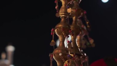 Dubai, BAE - 411 2018: Ulusal Türk kıyafetleri içindeki bir adam ve gece kenti sokaklarında müzik aletleri. Yavaş Hareket