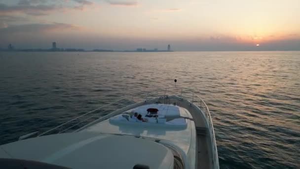 アラブ首長国連邦 ドバイ 2023 ドローンは ドバイの高層ビルの背景に対して海に立っている豪華なプライベートヨットの周りに飛ぶ エアリアルビュー スローモーション — ストック動画