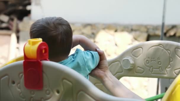 Rapaz Sorridente Brincar Com Mãe Parque Infantil Movimento Lento Fechar — Vídeo de Stock