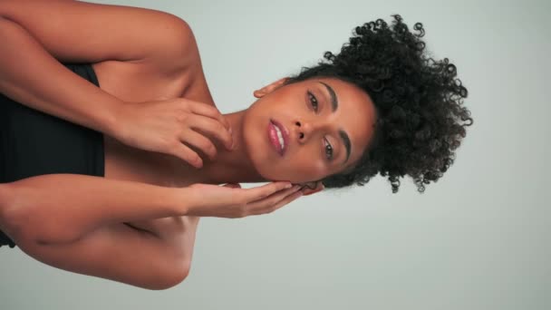 Pionowy Portret Młodego Uśmiechniętego Modelu Kręconymi Włosami Stylu Afro Jasnym — Wideo stockowe