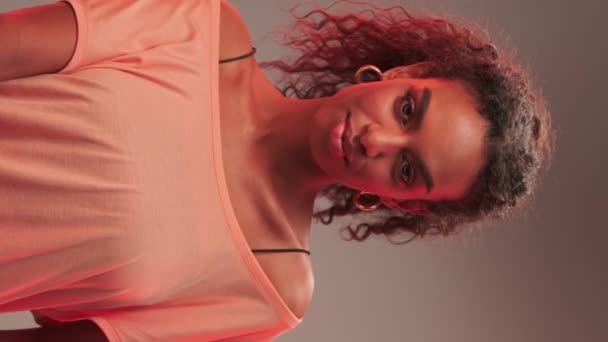 Retrato Uma Jovem Mulher Morena Com Cabelo Afro Maquiagem Brilhante — Vídeo de Stock