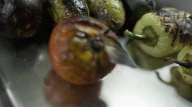 Beyaz eldivenli şef kızarmış sebzeleri ızgaradan büyük bir konteynıra dönüştürüyor. Yavaş Hareket, Kapat.
