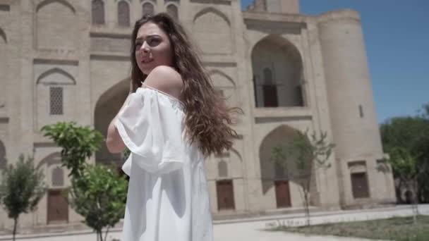 Una Mujer Joven Con Pelo Que Fluye Vestido Blanco Claro — Vídeos de Stock