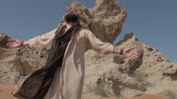 Elinde Asası Şaman Kıyafetleri Olan Bir Adam Çölün Kumları Arasında — Stok video