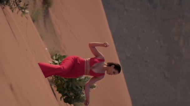 Młoda Seksowna Brunetka Czerwonej Sukience Spada Piasek Wydmy Pustynia Zachodzie — Wideo stockowe