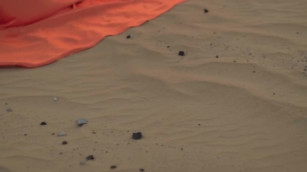 Jovem Morena Com Cabelos Longos Andando Descalça Areia Deserto Vestido — Vídeo de Stock