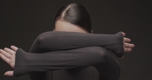 Stüdyoda Siyah Arka Planda Genç Bir Kadının Portresi Çekiliyor Yavaş — Stok video
