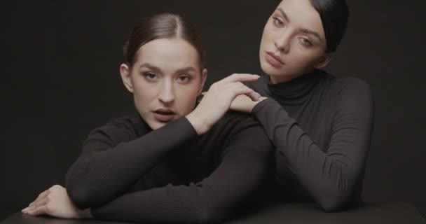 Dwie Młode Eleganckie Kobiety Dobrym Makijażem Czarnym Tle Slow Motion — Wideo stockowe