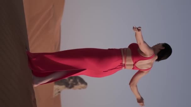 Wanita Muda Dengan Gaun Merah Terang Berjalan Bertelanjang Kaki Pasir — Stok Video