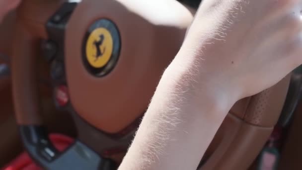 Дубай Оае 2018 Молода Жінка Тримається Кермо Дорогого Спортивного Автомобіля — стокове відео