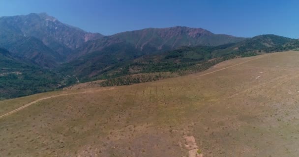 Dron Vuela Sobre Camino Tierra Las Colinas Junto Lago Rodeado — Vídeos de Stock