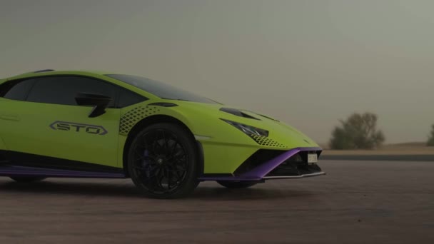 Внешний Вид Премиум Класса Спортивных Автомобилей Стоящих Пустынной Дороге Slow — стоковое видео