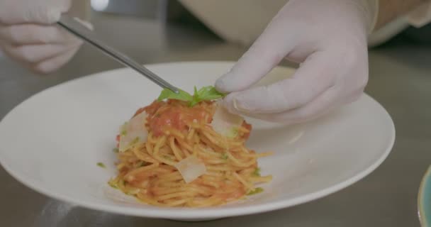 厨师在一家昂贵的旅馆的厨房里供应面食 并将其交给侍者 慢动作 — 图库视频影像
