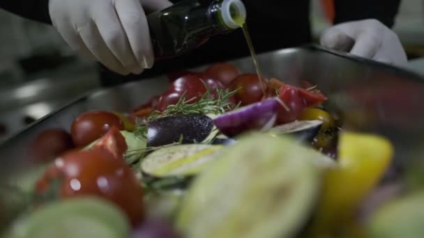 Ein Weiß Behandschuhter Koch Gießt Gegrilltes Gemüse Aus Einer Flasche — Stockvideo