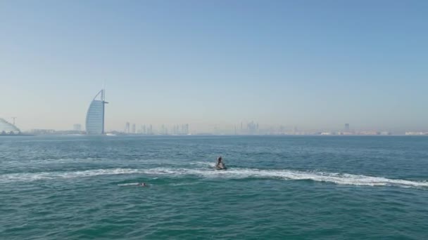 Дубай Оае 2023 Безпілотник Літає Над Людьми Які Катаються Реактивних — стокове відео