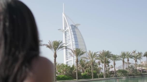 在迪拜一条穿过运河的船的船头上站着一位穿着一件衣服的松驰的跨种族妇女 慢动作 — 图库视频影像