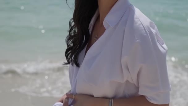 Kırmızı Bikinili Kısa Beyaz Gömlekli Kumlu Sahilde Yalınayak Duran Genç — Stok video