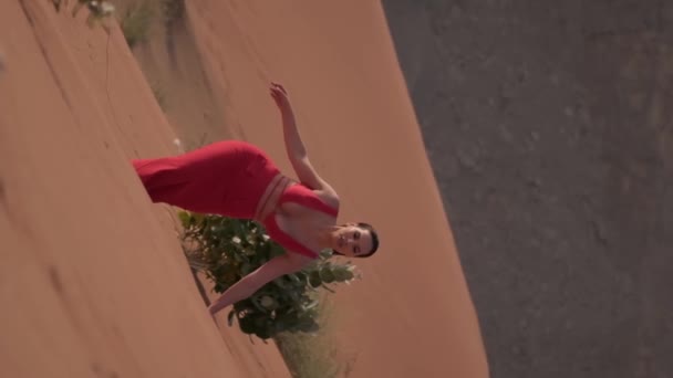 Молода Жінка Світло Червоній Сукні Ходить Босоніж Піску Пустелі Під — стокове відео
