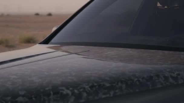 Дорогие Автомобили Премиум Класса Едут Асфальтированной Дороге Среди Песчаных Дюн — стоковое видео