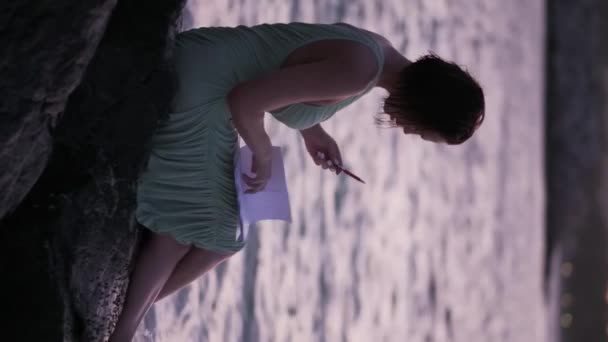 Una Joven Vestida Con Vestido Ligero Escribe Una Carta Hojas — Vídeo de stock