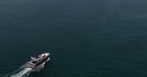 Sebuah Pesawat Tak Berawak Terbang Dengan Perahu Pribadi Berlayar Laut — Stok Video