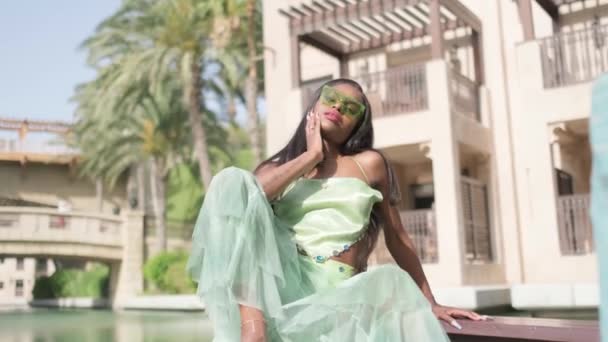 Elbiseli Rahat Irklar Arası Bir Kadın Dubai Bir Kanaldan Geçen — Stok video