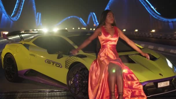 Swarliwa Młoda Kobieta Sukni Wieczorowej Siedząca Sadzy Sportowego Samochodu Oświetlonym — Wideo stockowe