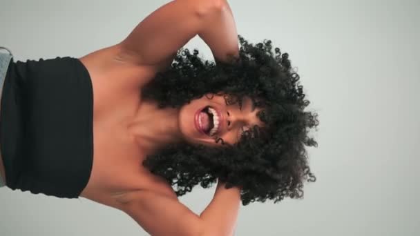 Lodret Portræt Ung Smilende Model Med Krøllet Hår Afro Stil – Stock-video